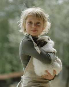 petit garçon tenant un lapin dans ses bras
